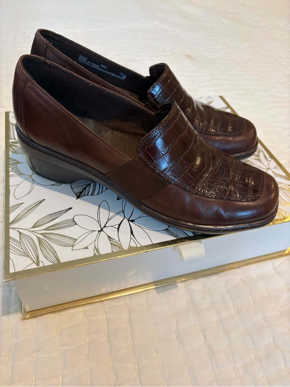 Clarks Gael Feline Brown Croc Embossed Leather Wedge Loafers Women’s Size 9.5